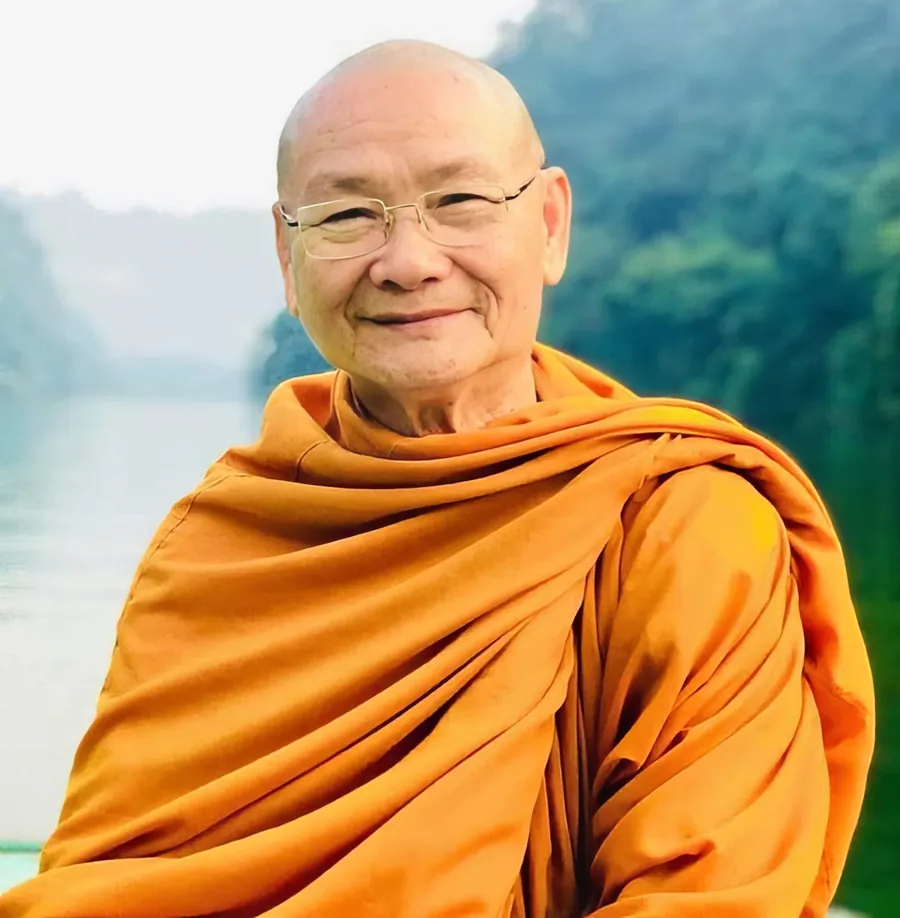 Chân dung Hòa Thượng Viên Minh mỉm cười bên hồ